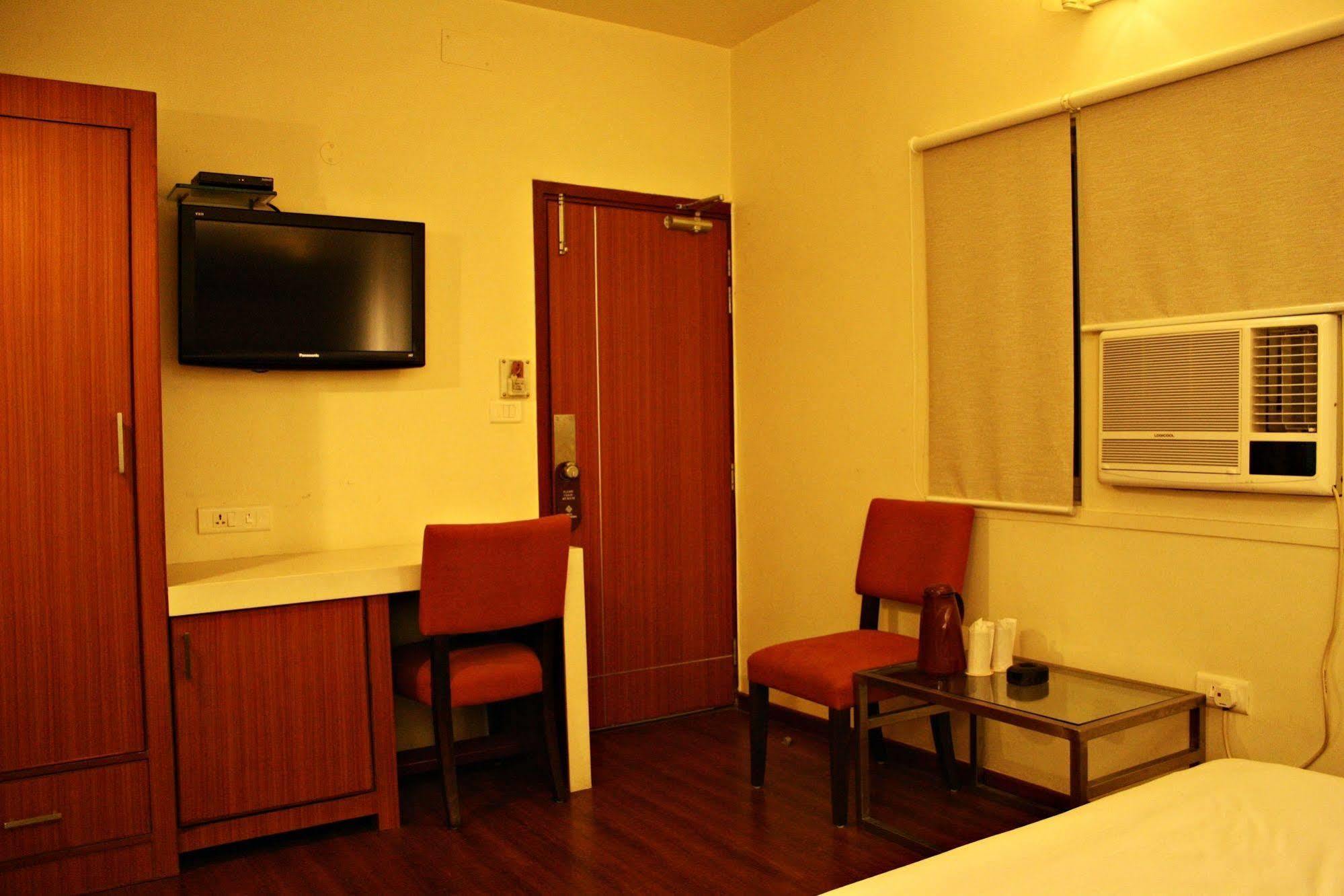 Hotel Pooja Palace Nuova Delhi Esterno foto
