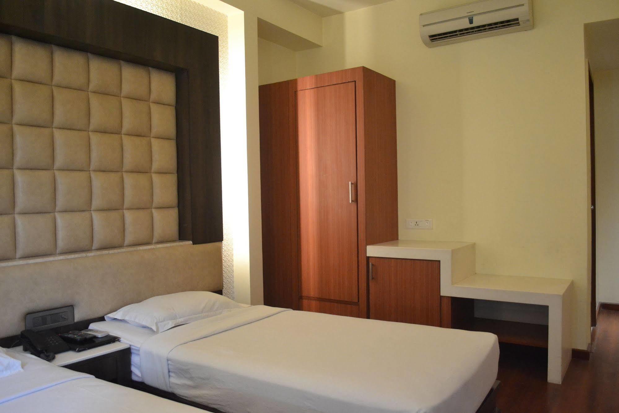 Hotel Pooja Palace Nuova Delhi Esterno foto